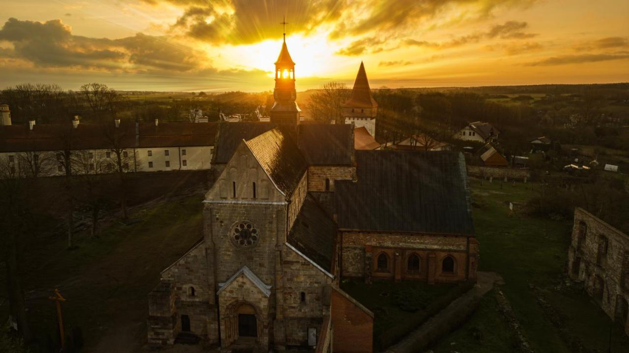 Hotel Podklasztorze Sulejów Exteriör bild