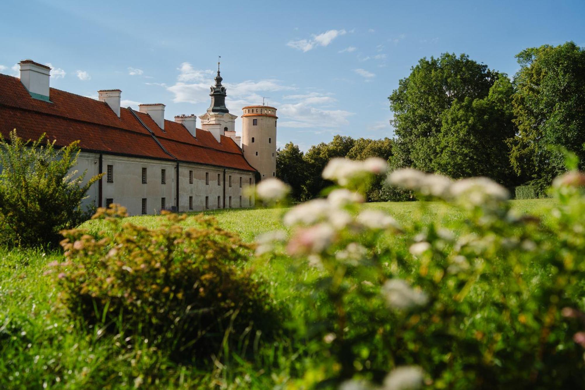 Hotel Podklasztorze Sulejów Exteriör bild