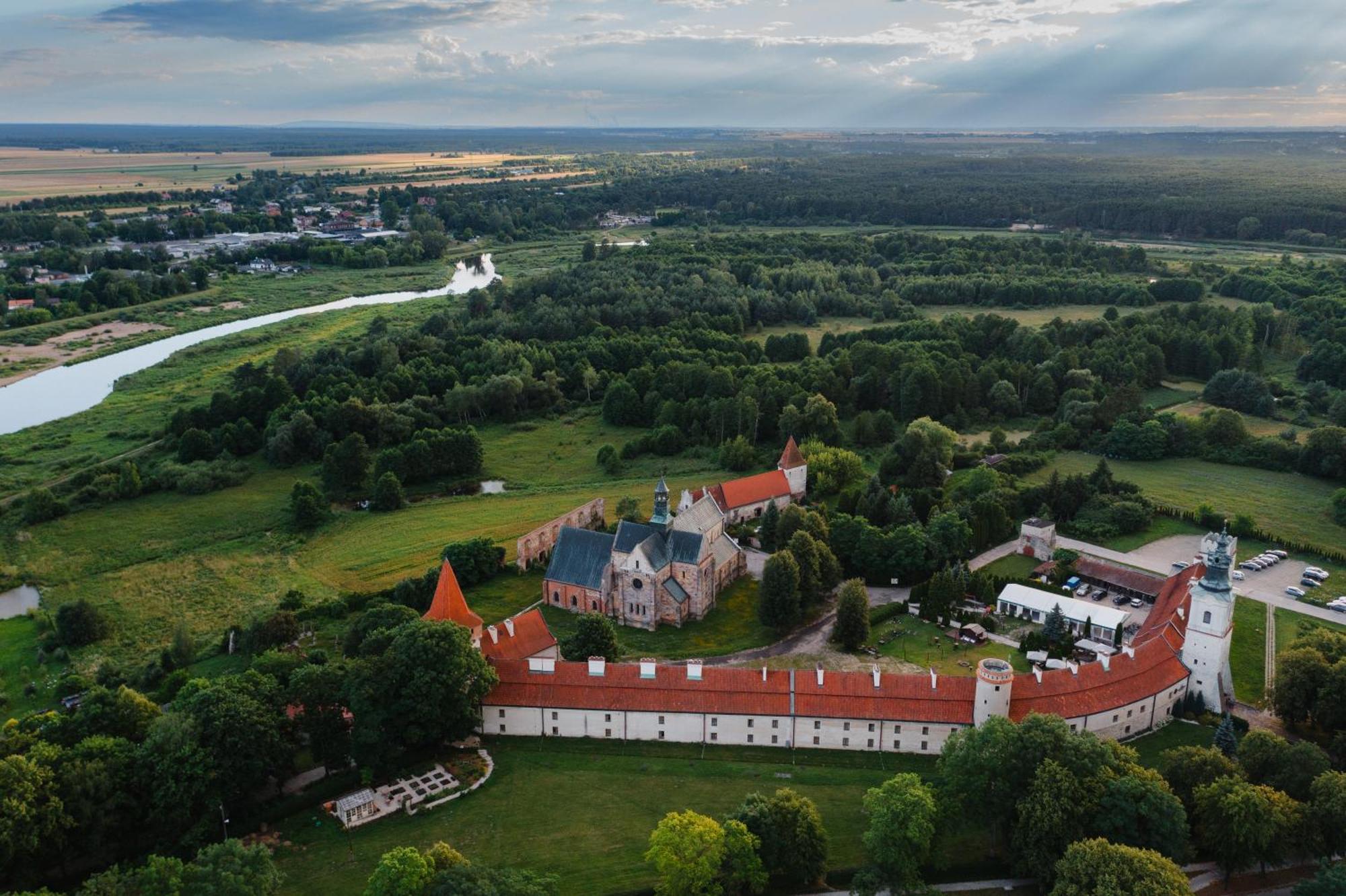 Hotel Podklasztorze Sulejów Exteriör bild