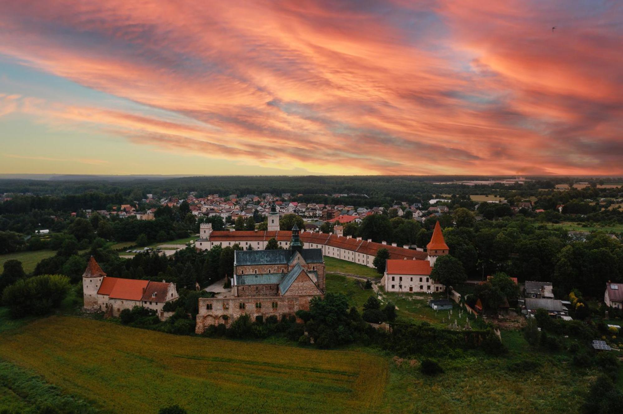 Hotel Podklasztorze Sulejów Exteriör bild