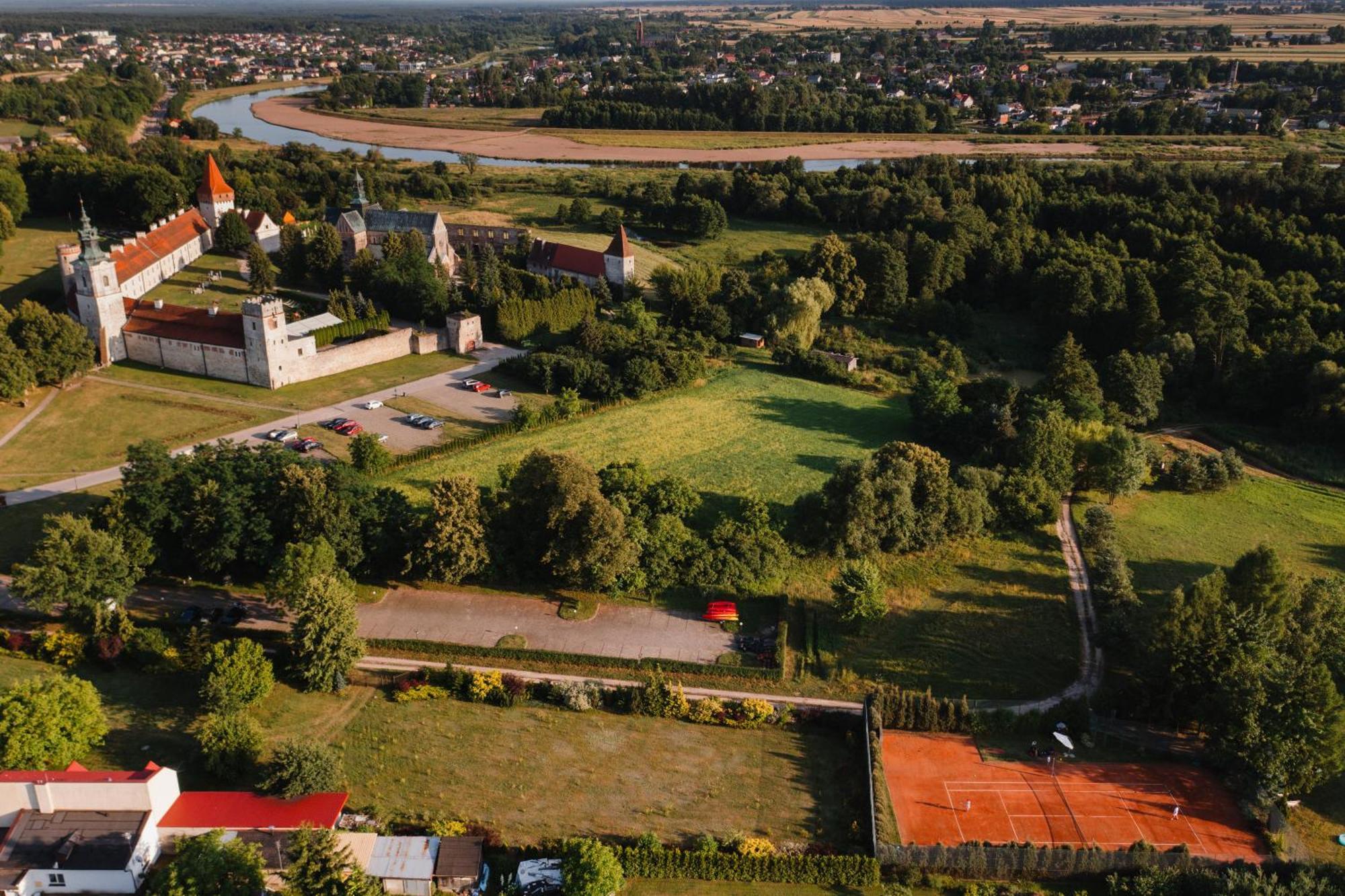 Hotel Podklasztorze Sulejów Exteriör bild